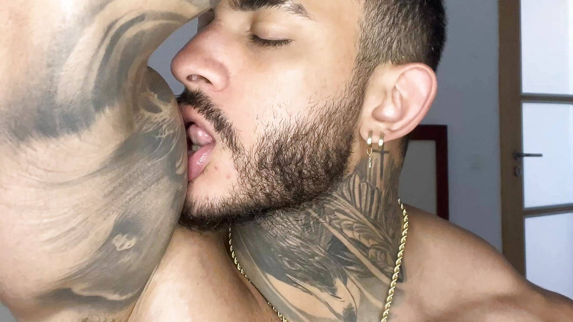 Licking bicep💪 – video od webkamerové modelky iamjackc_