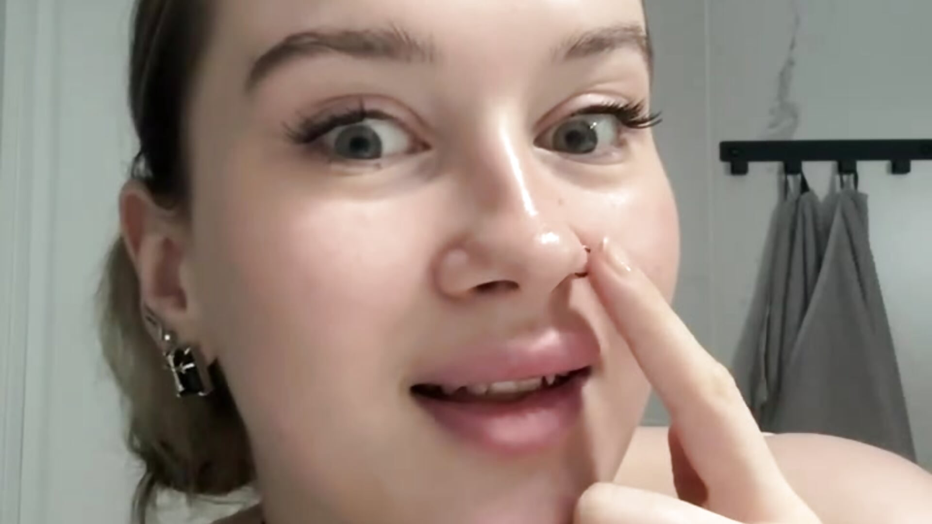 My piercing - video di Bornsexyesterday modella di cam
