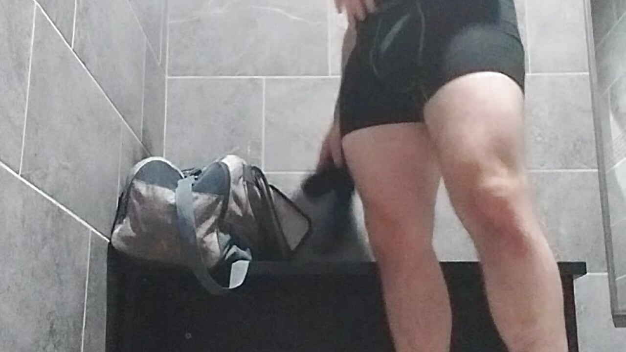 Public locker room strip session 🍑. - video oleh model kamera Jaylovski96