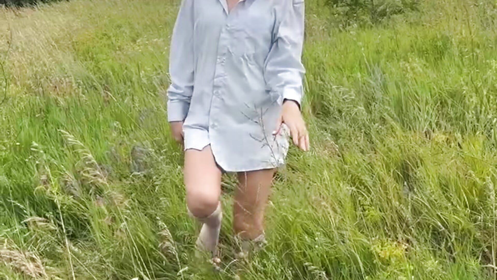 Walking across the field in a sexy outfit) - vidéo du modèle de showcams miababemi09