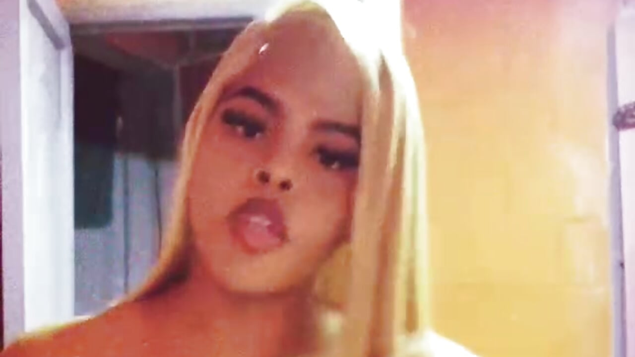 . – video od webkamerové modelky zoee_rose