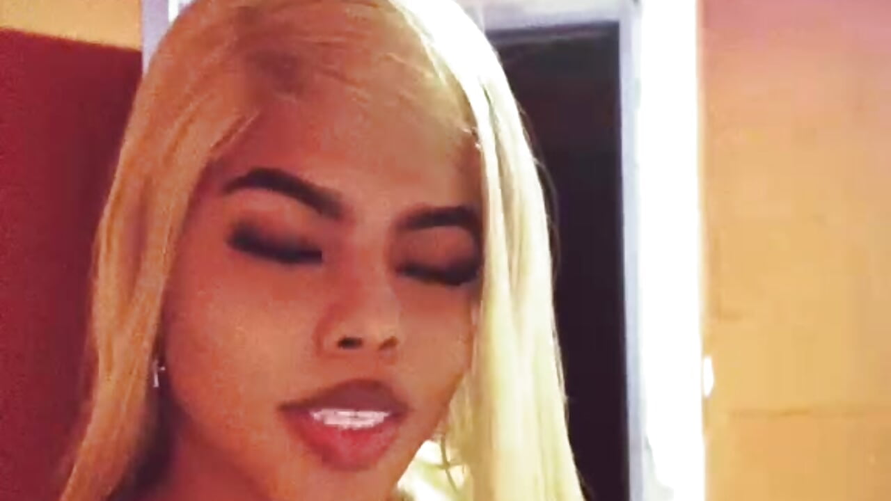 . – video od webkamerové modelky zoee_rose