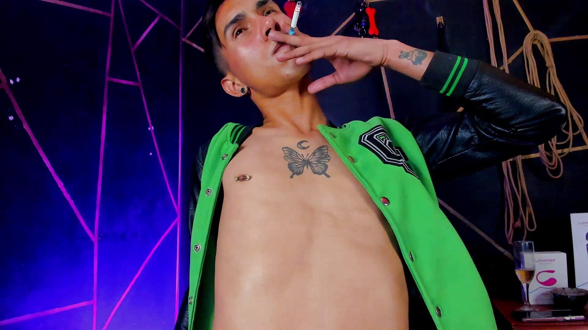 Tattooes and piercing – video od webkamerové modelky Shadowguy_