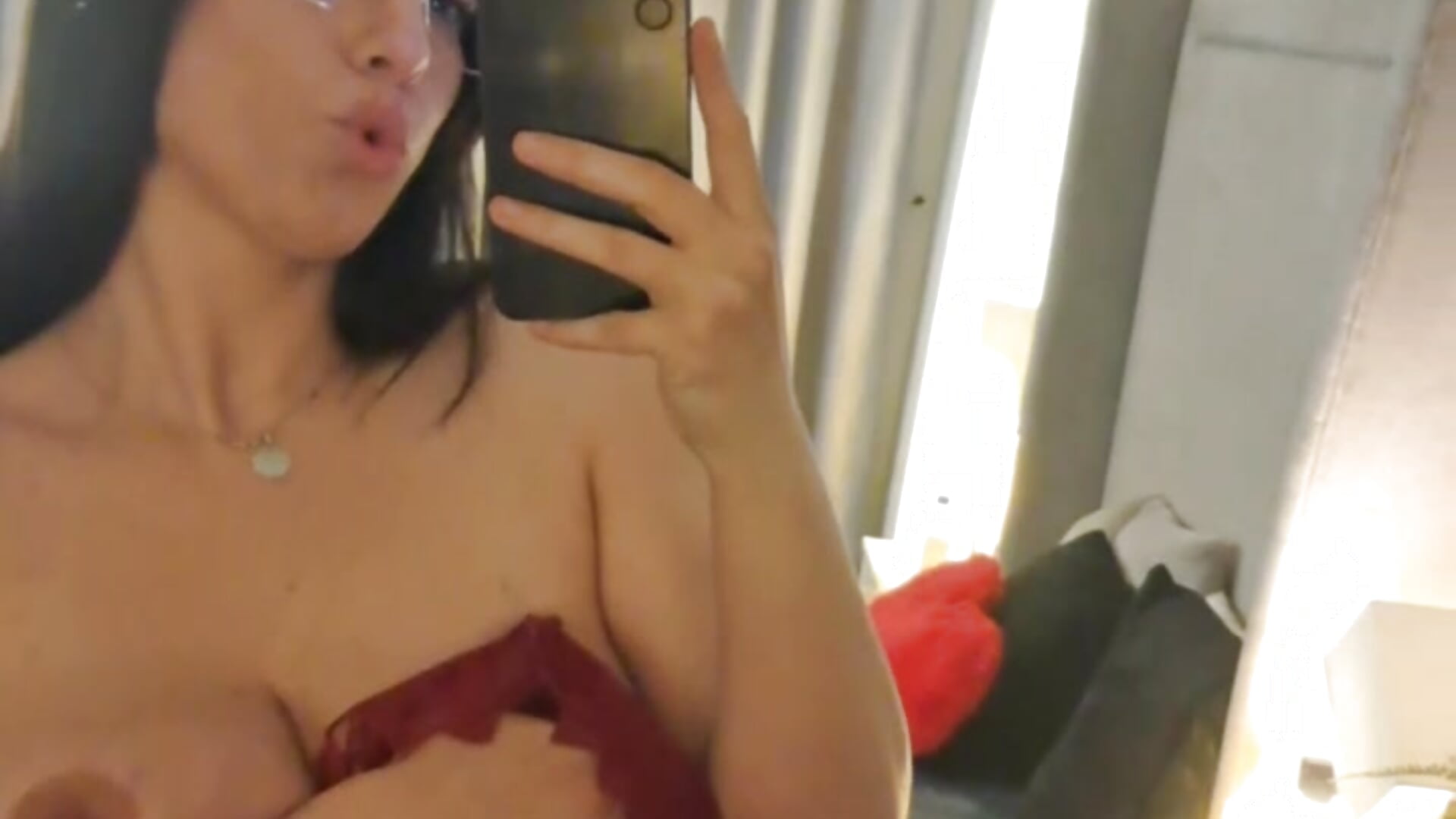 Me and my red dress 💋 – video modela na kameri Sonya_Aysa