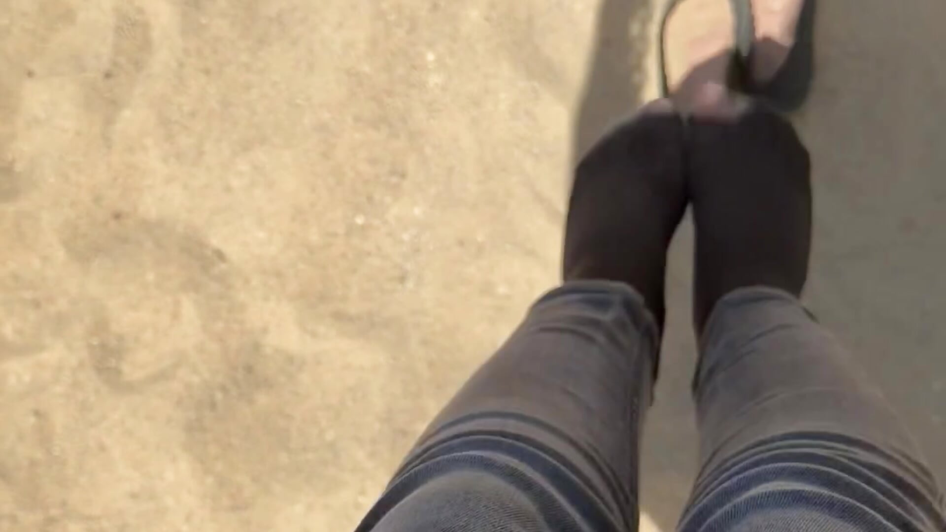 Huśtawka, rajstopy i teasing stópek 😈🖤 close-up nylonowych stóp/ Swing teasing in pantyhose 😈🖤