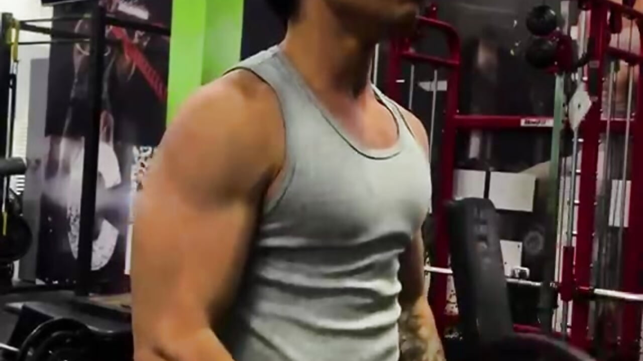 making arms to have huge arms - วิดีโอโดย mateo_jack โมเดลแคม