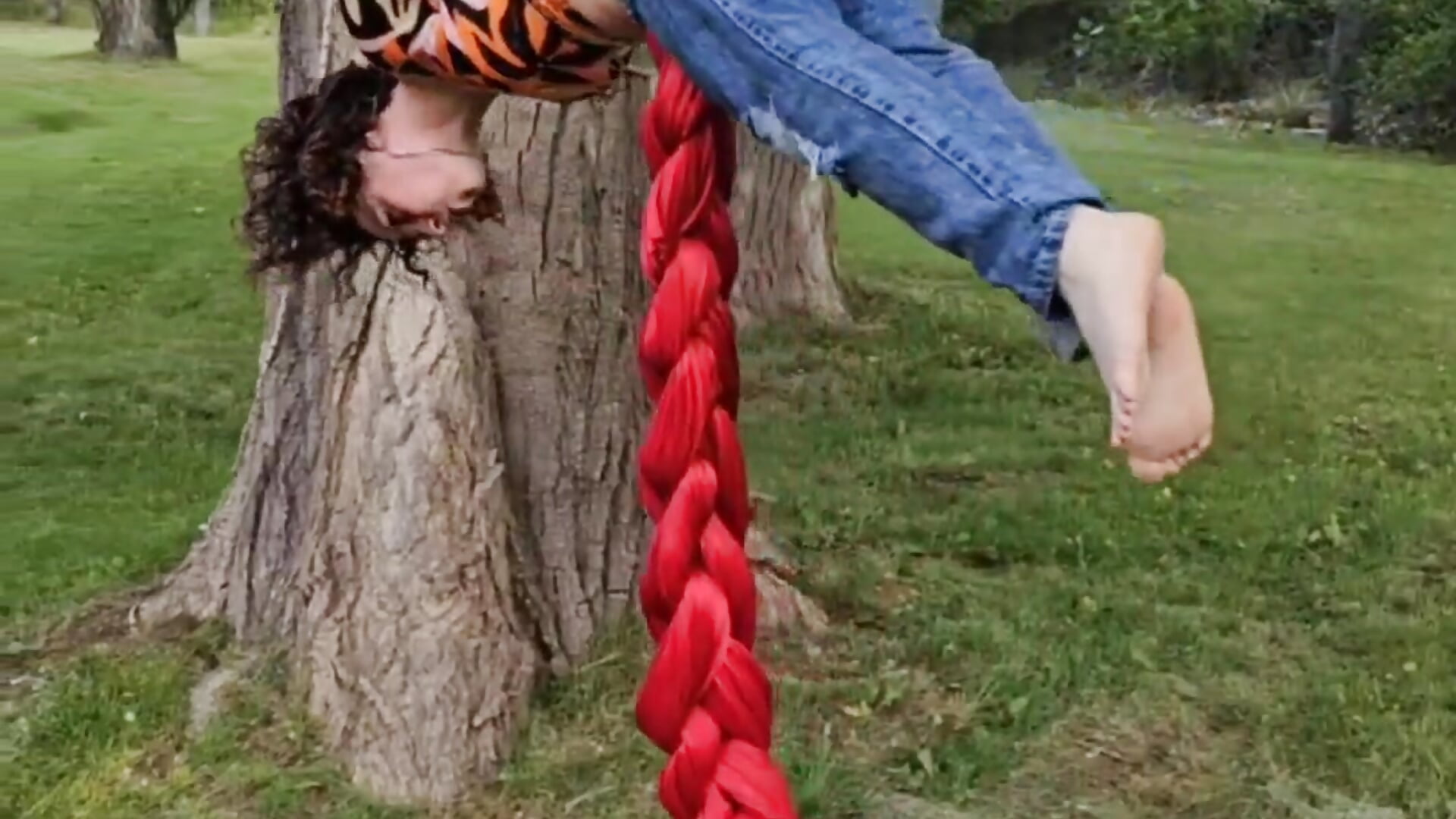 Acrobacy in fabric – video modela na kameri Rebelchocolate