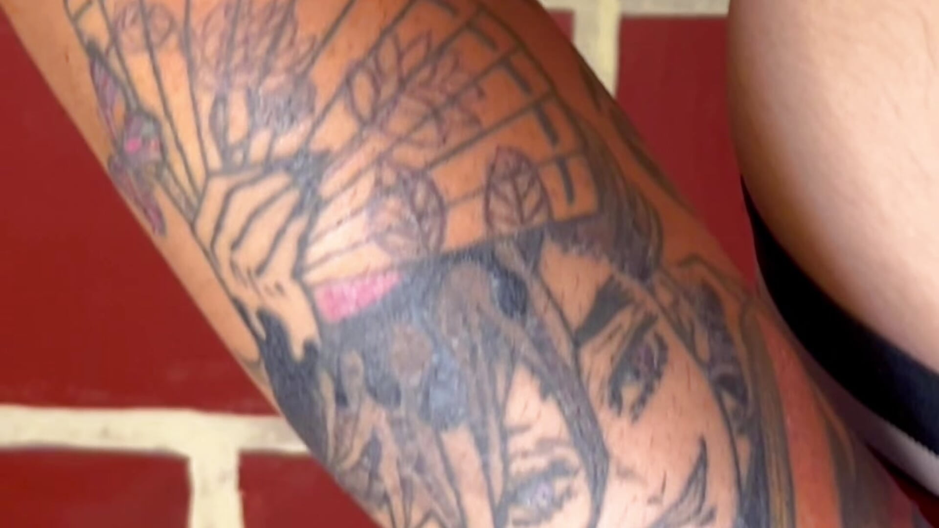 Tatoo! 🙂‍↔️ - vídeo de la modelo de cam Max_Zambler