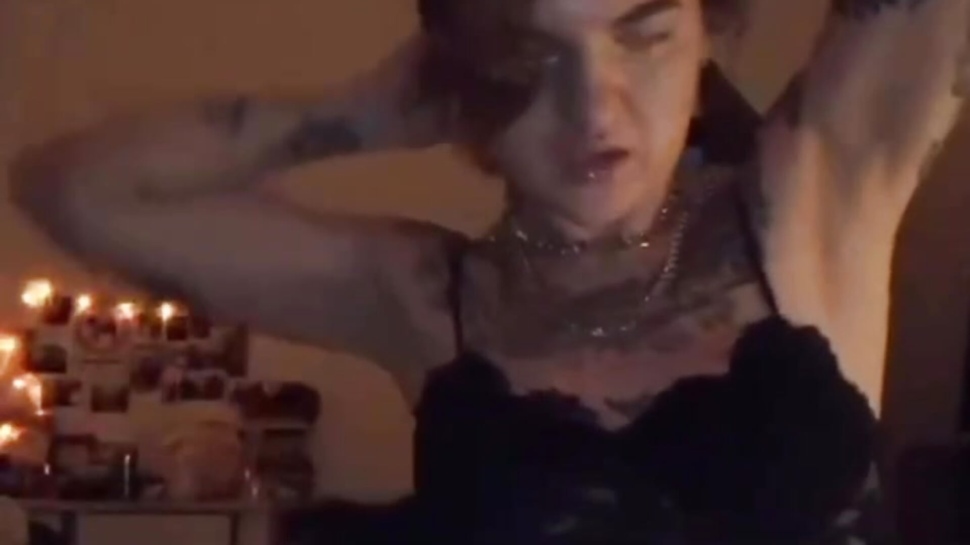 I can be your favorite book..🍃 - video di sashaglow_ modella di cam