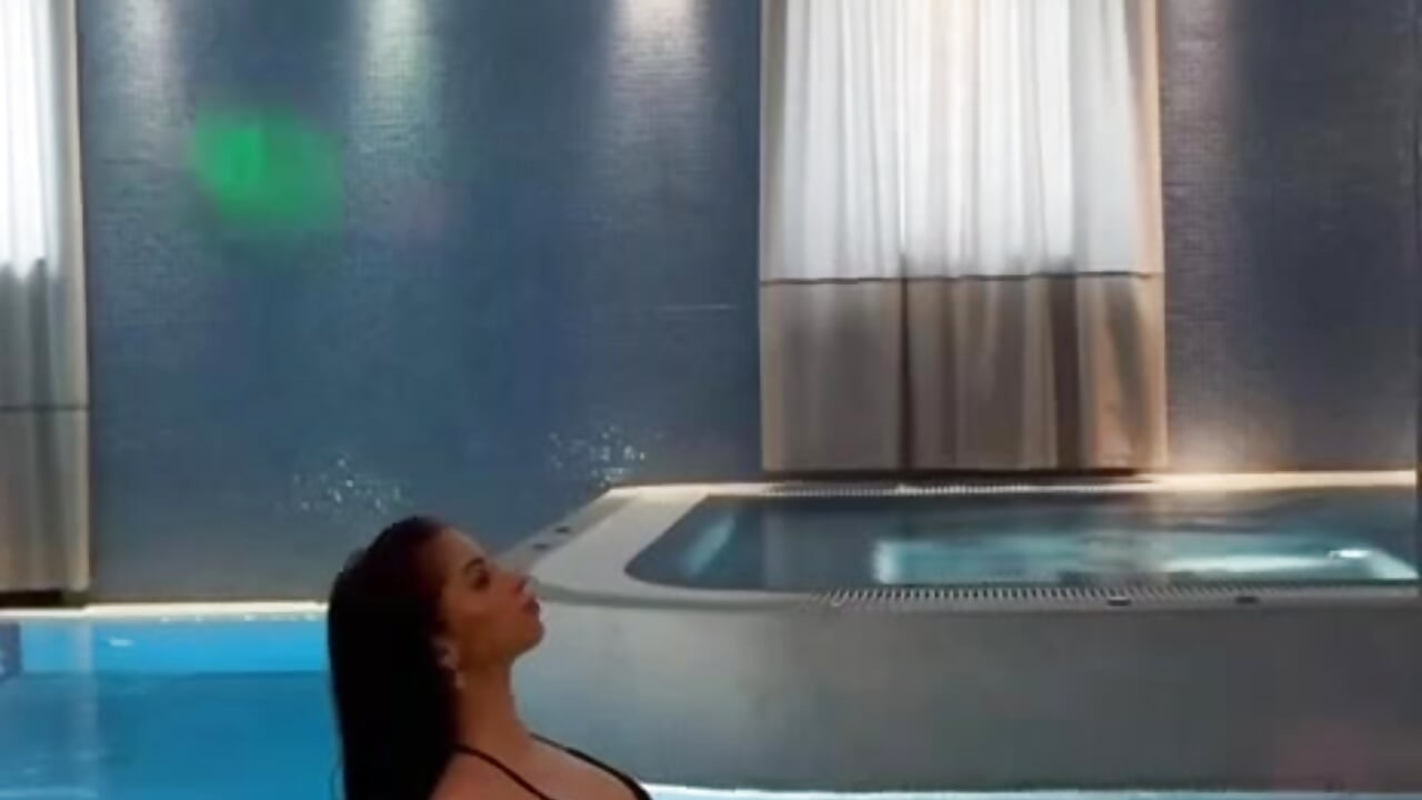 Pool, me and you? ;) - 視頻由 Monica_Venom 主播提供