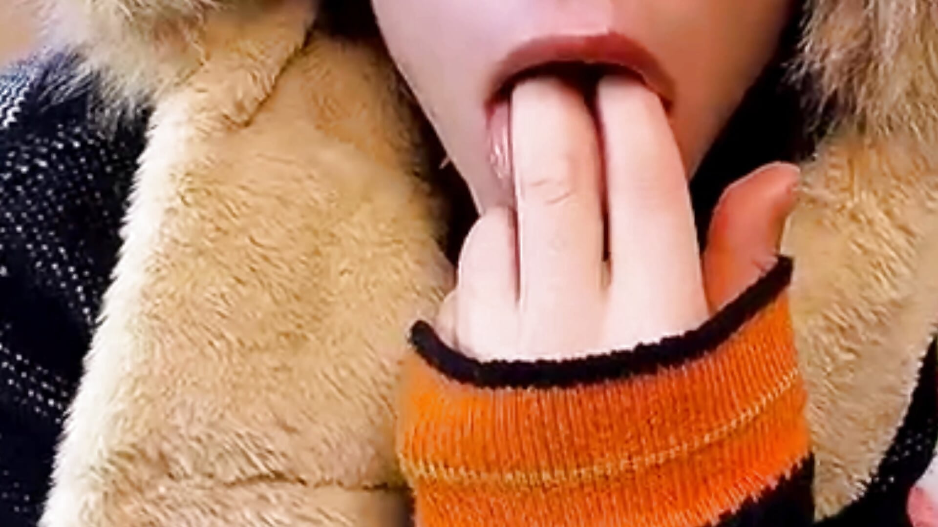Sucking Fingers and Playing with Tongue – video modela na kameri LittleTymmy