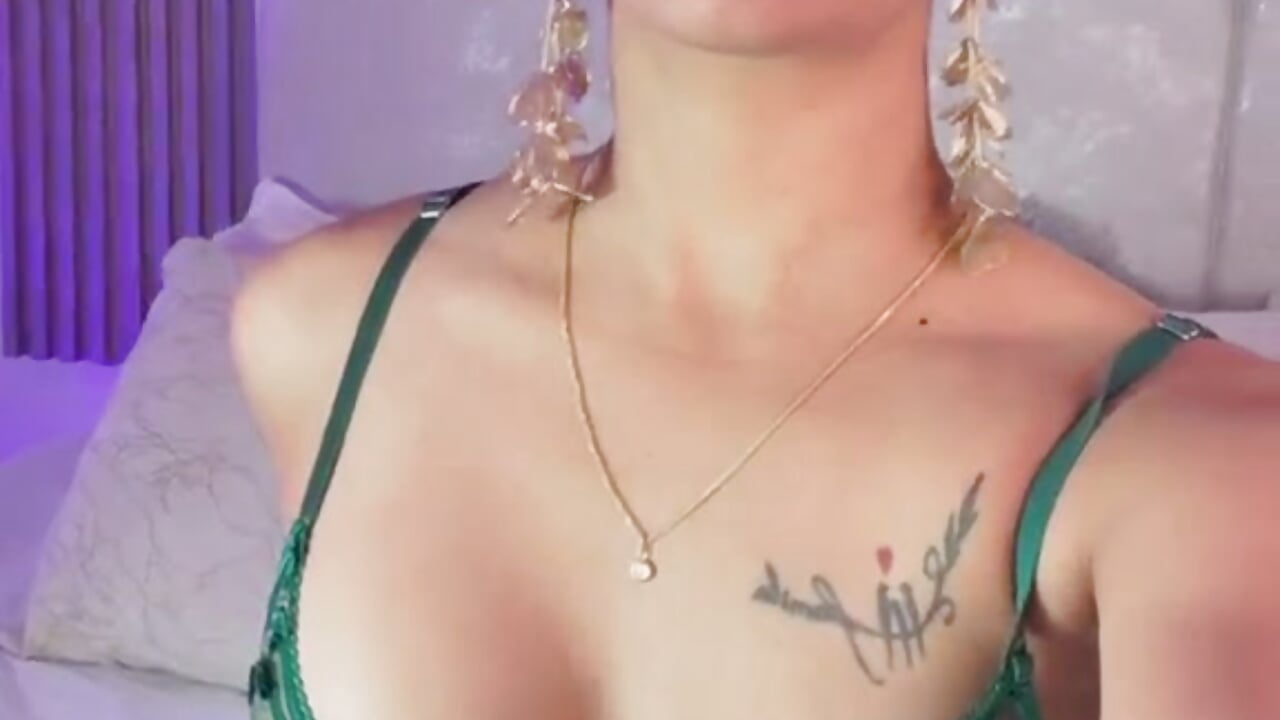 Your favorite distraction 😍🥵 - video by ScarlettVelvet cam model