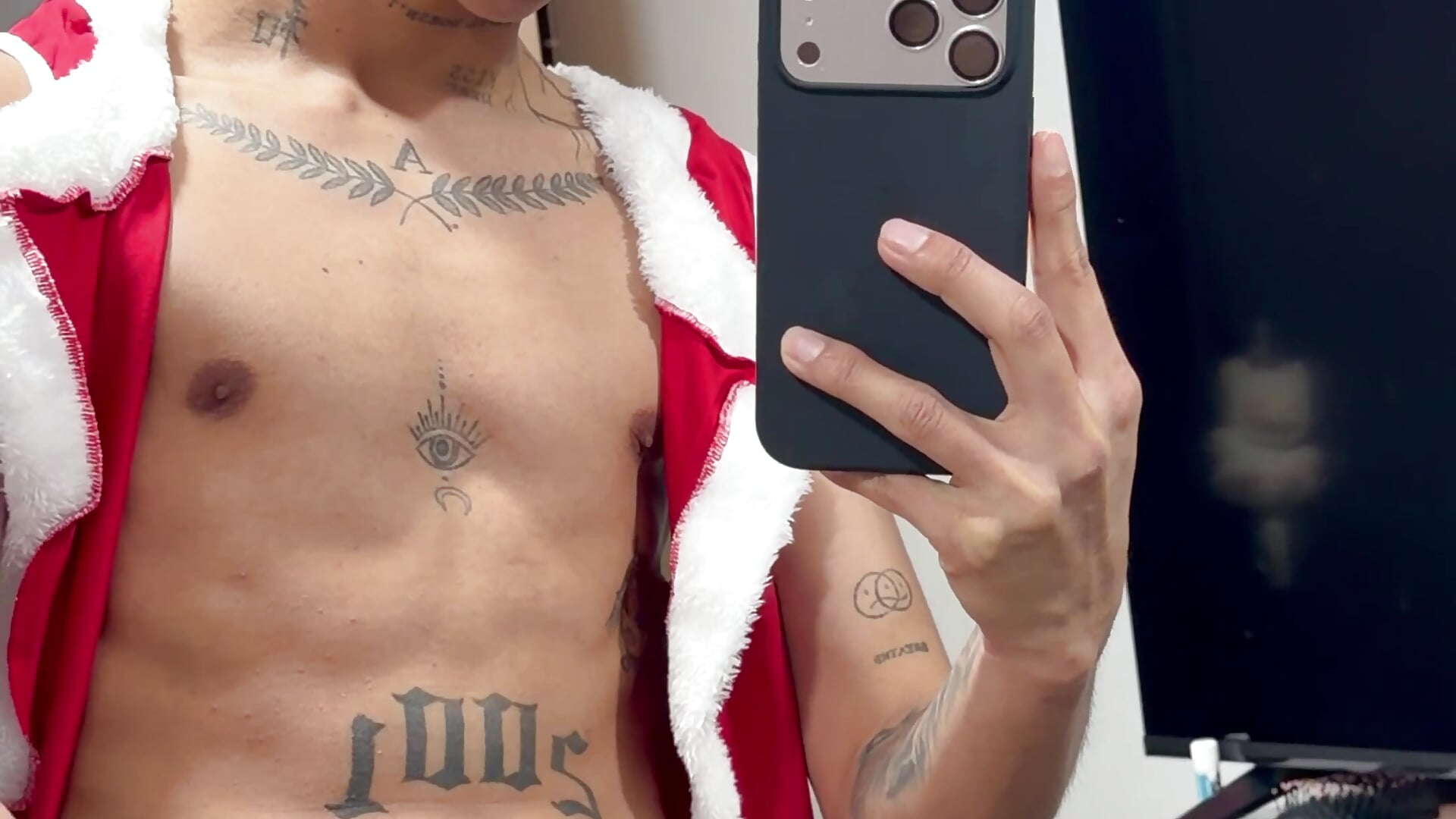 Christmas is almost here and Santa Claus 🎅 is feeling hot 🥵 - clip cu lukasstrong_ model videochat