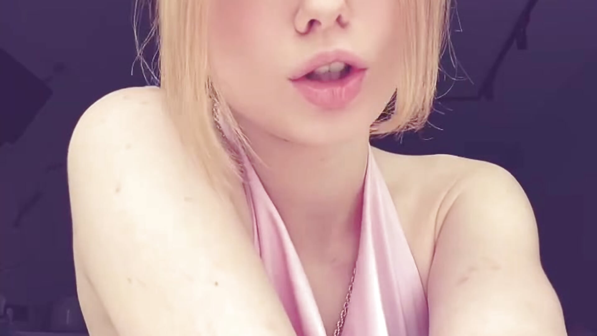 dances - video by KelleBisaccia cam model