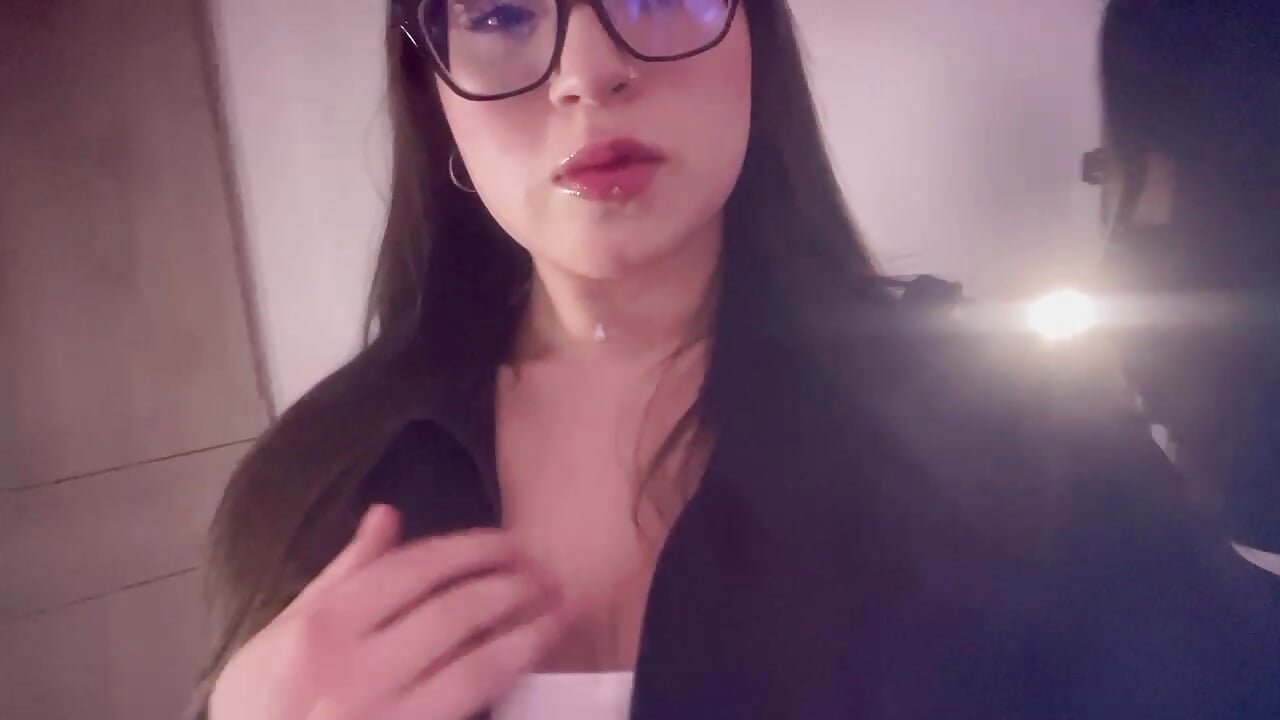 😘 My lips only seek your attention... and more 💖💃 – video modela na kameri MadeleynRose