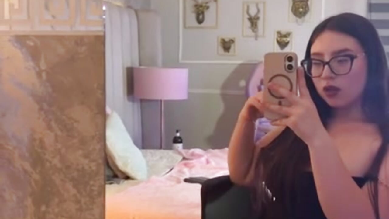 a little bit of me for you 😏🔥 - فيديو من MadeleynRose موديل الكام