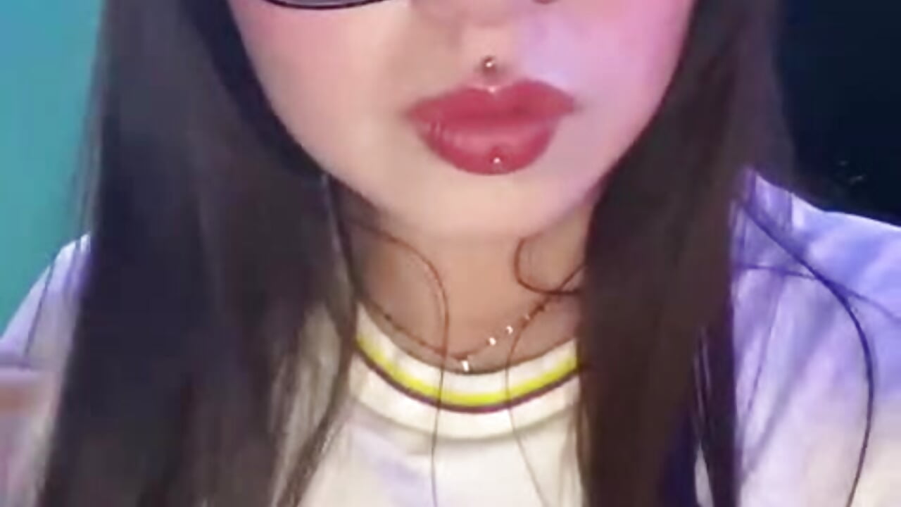 Sweet face, hot energy🫦🔥 – video modela na kameri MadeleynRose