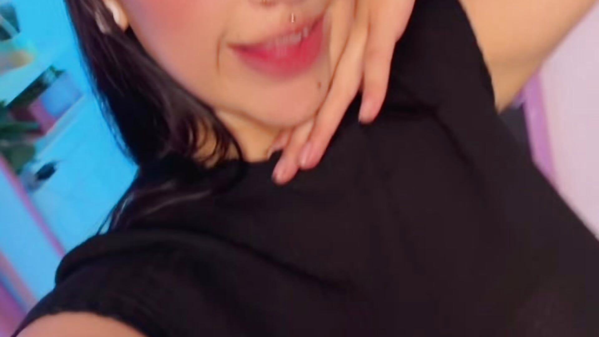 A little closer so you can see what's under my clothes🔥🔥 - video by Sharon_Adamss cam model