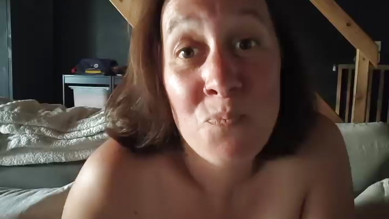 Nue sur le canapé je jouie