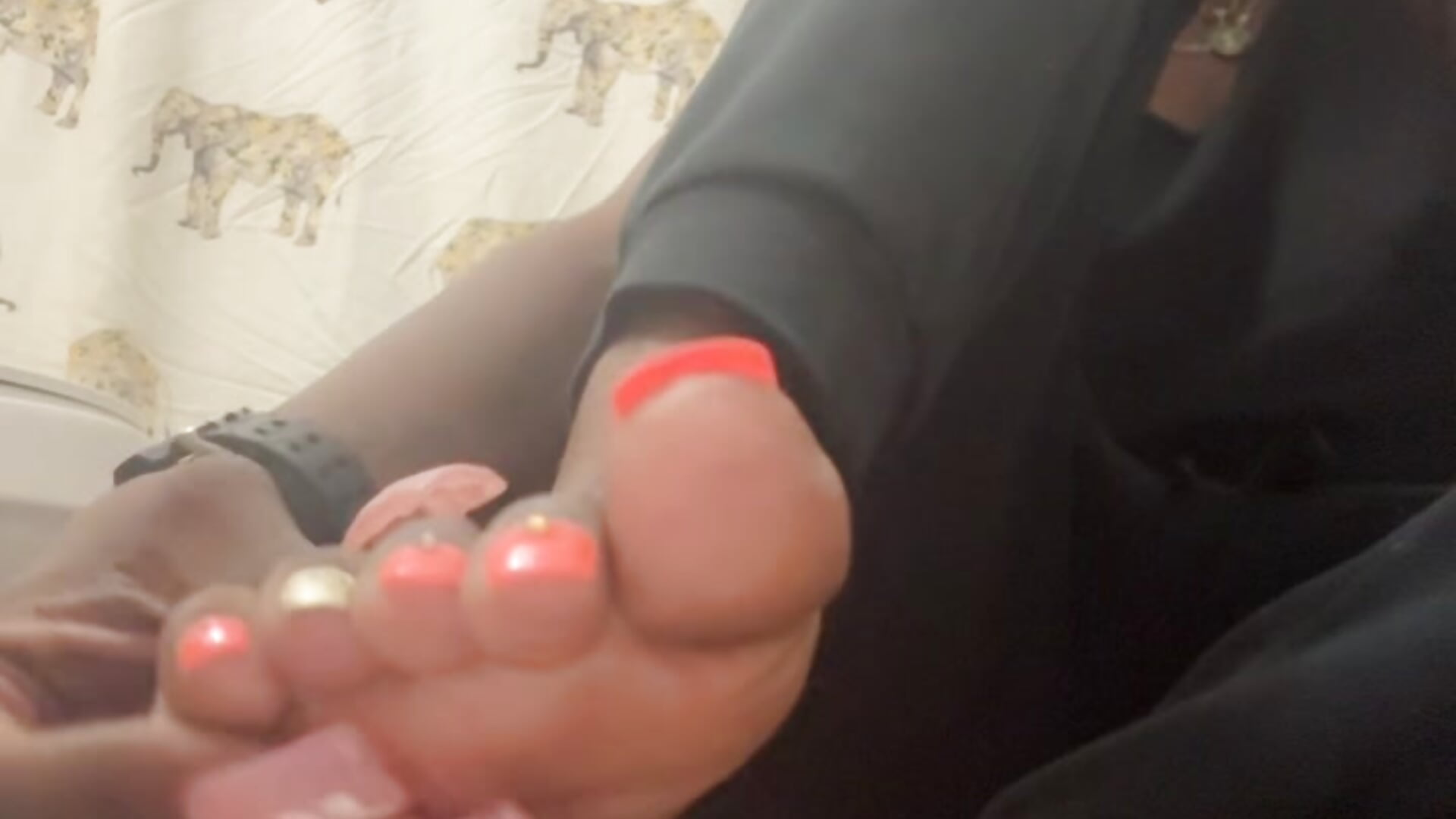 Orange toes with a asshole spread 😘 - วิดีโอโดย ChanelTheDancer โมเดลแคม