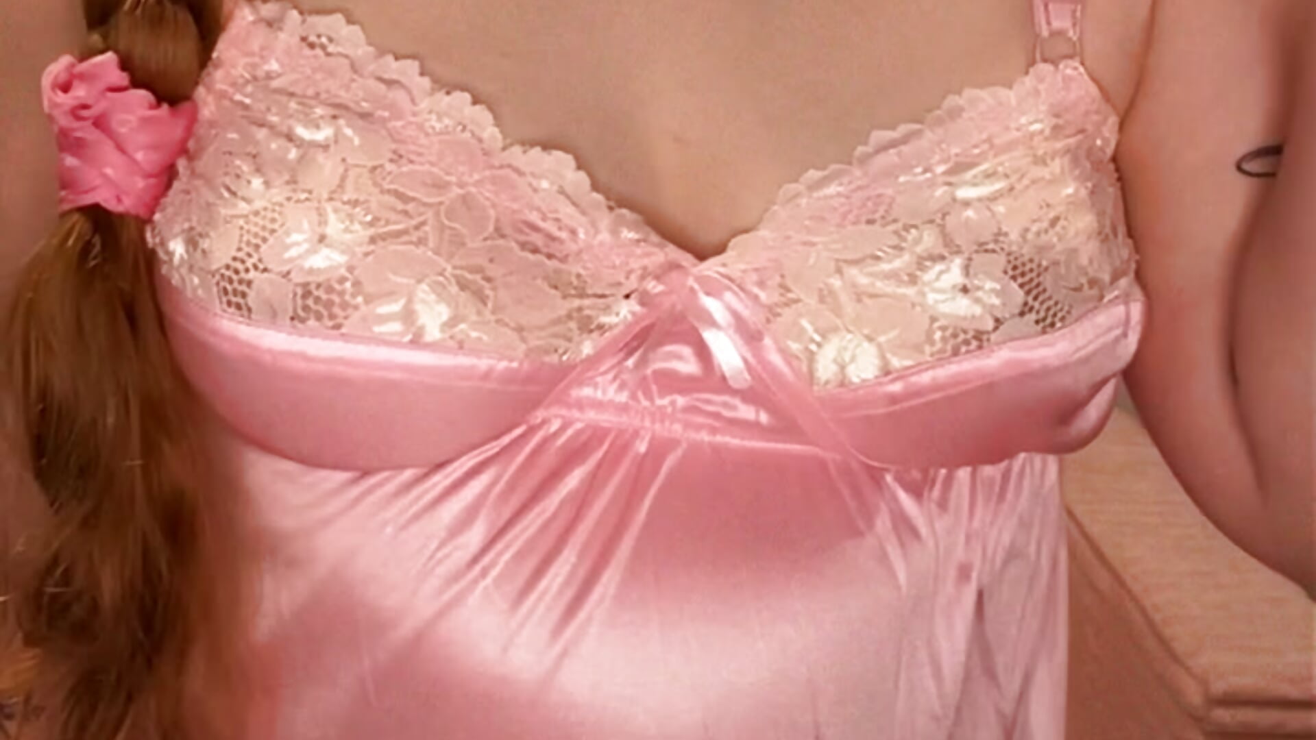 Pink Slip Tease – video modela na kameri WillowtheWhip87