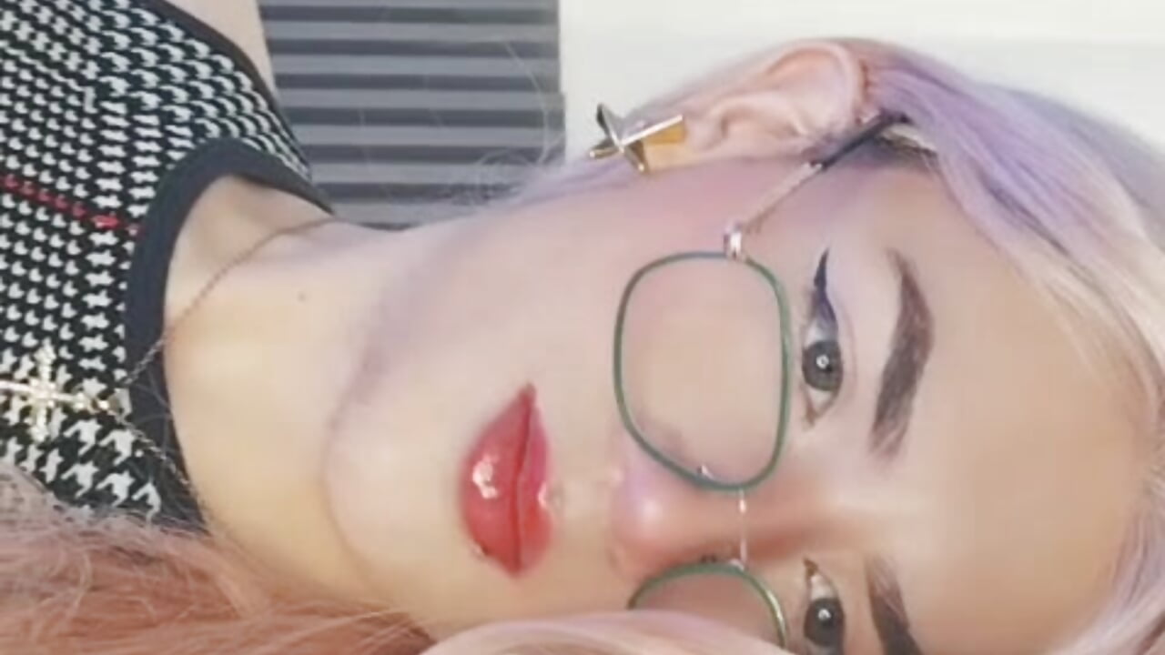 how flirtatious I look - Vídeo de VictoriaStrom_, modelo de vídeos