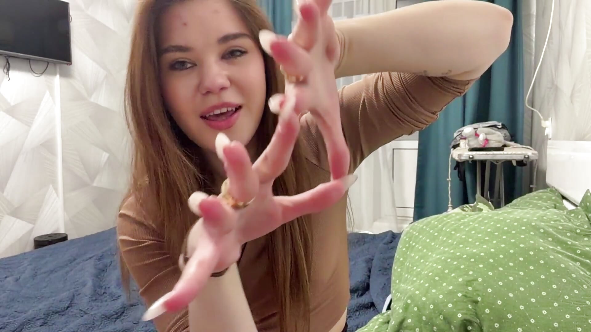 My cat claws – video af Kate_qte cam-model