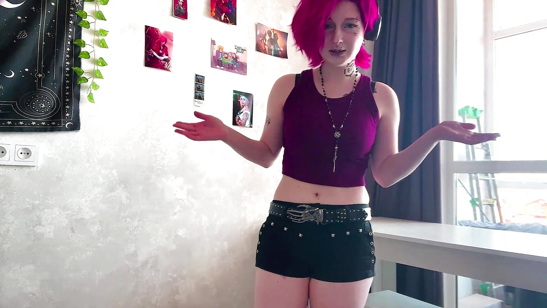 Just dance for you and lipsing - video by Playful_Vi cam model