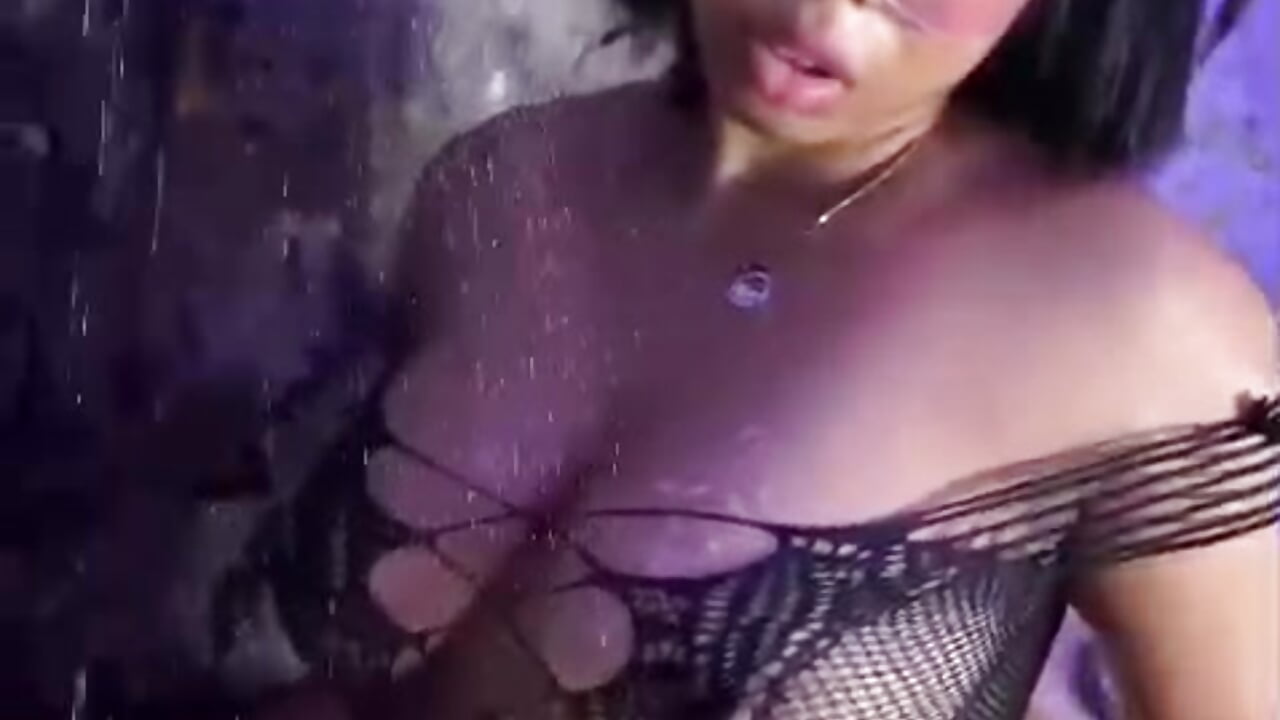 A hot shower – video af Karlie_moore_ cam-model