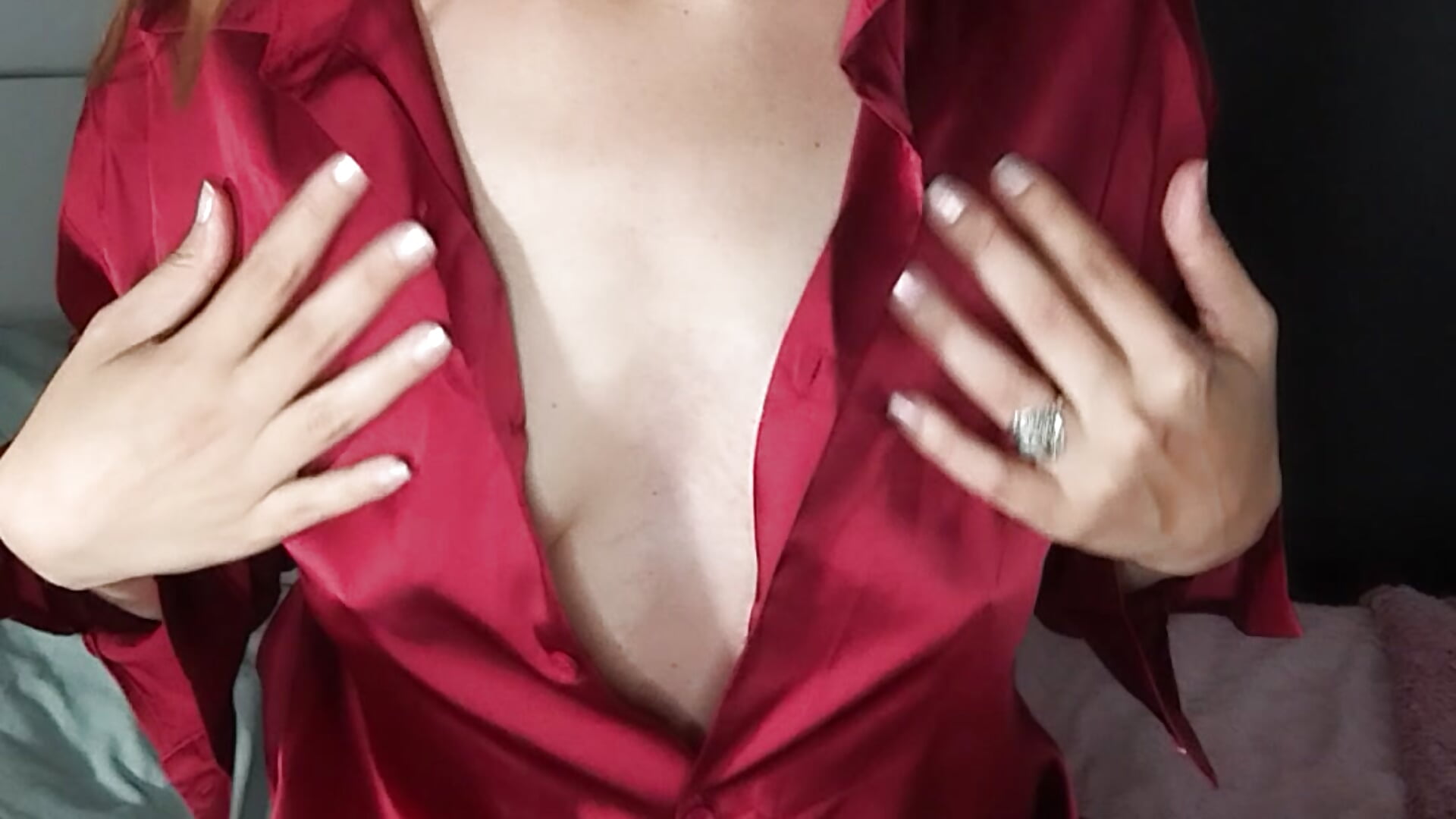 Ich in Satinbluse und Pantyhose, ein sinnlicher Strip, Dirtytalk und Abendorgasmus. Komm mit mir 🤤