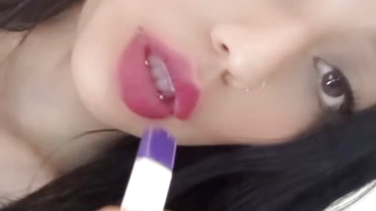 Flirty glances, slow smoke, and an attitude impossible to ignore 😈 – video af Ey_Im_simone_ cam-model