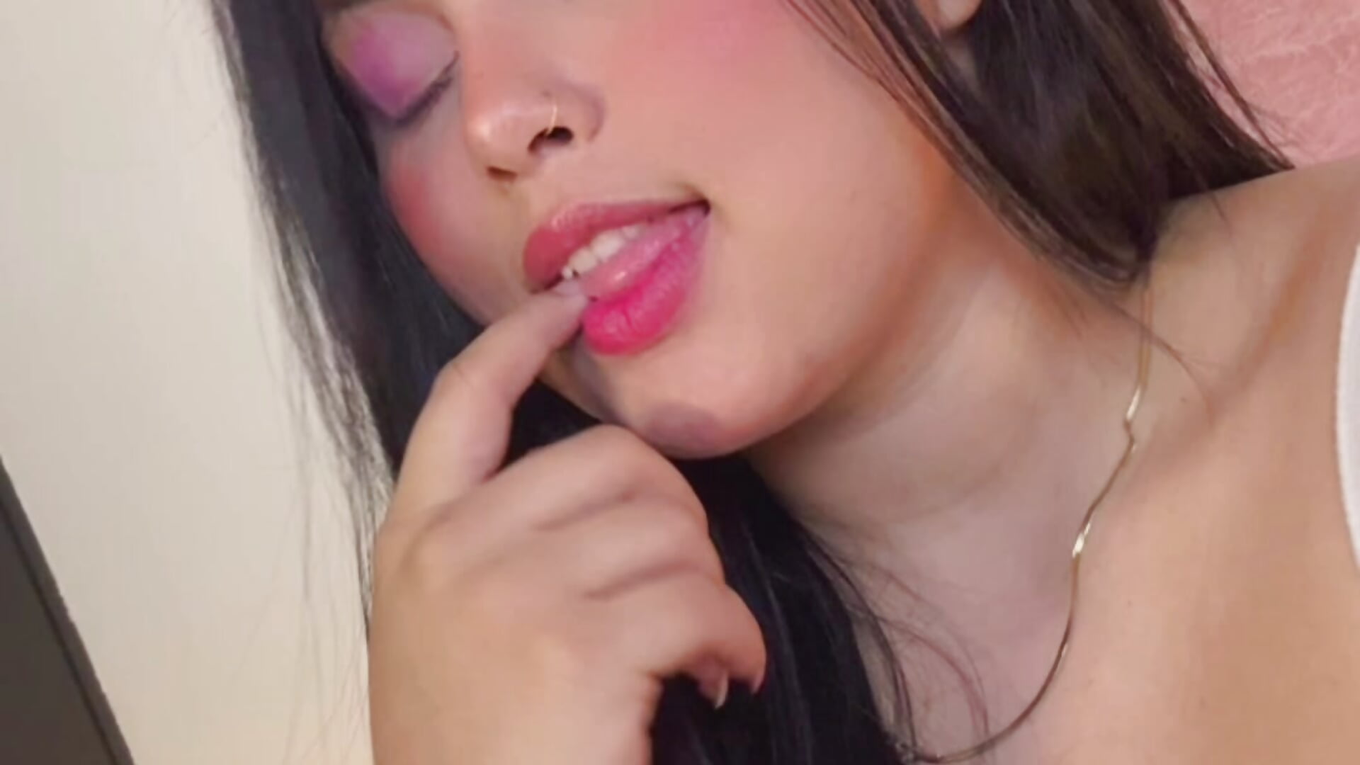 Naughty Paula 💜 - فيديو من Paula__Evans موديل الكام