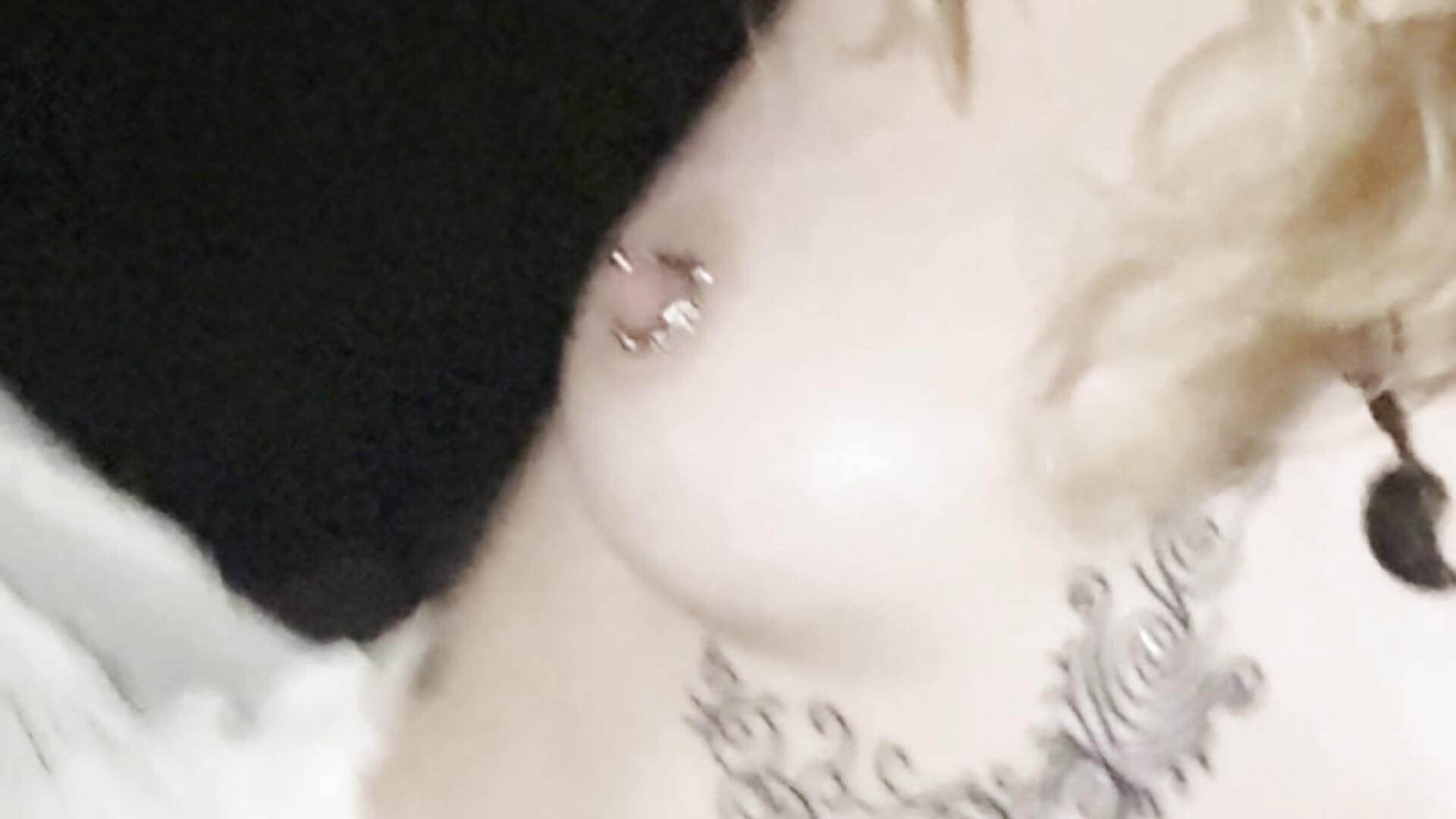 Mami beach with the boobs flying in the breeze ᕙ( •̀ ᗜ •́ )ᕗ - vídeo de la modelo de cam PixieLovely