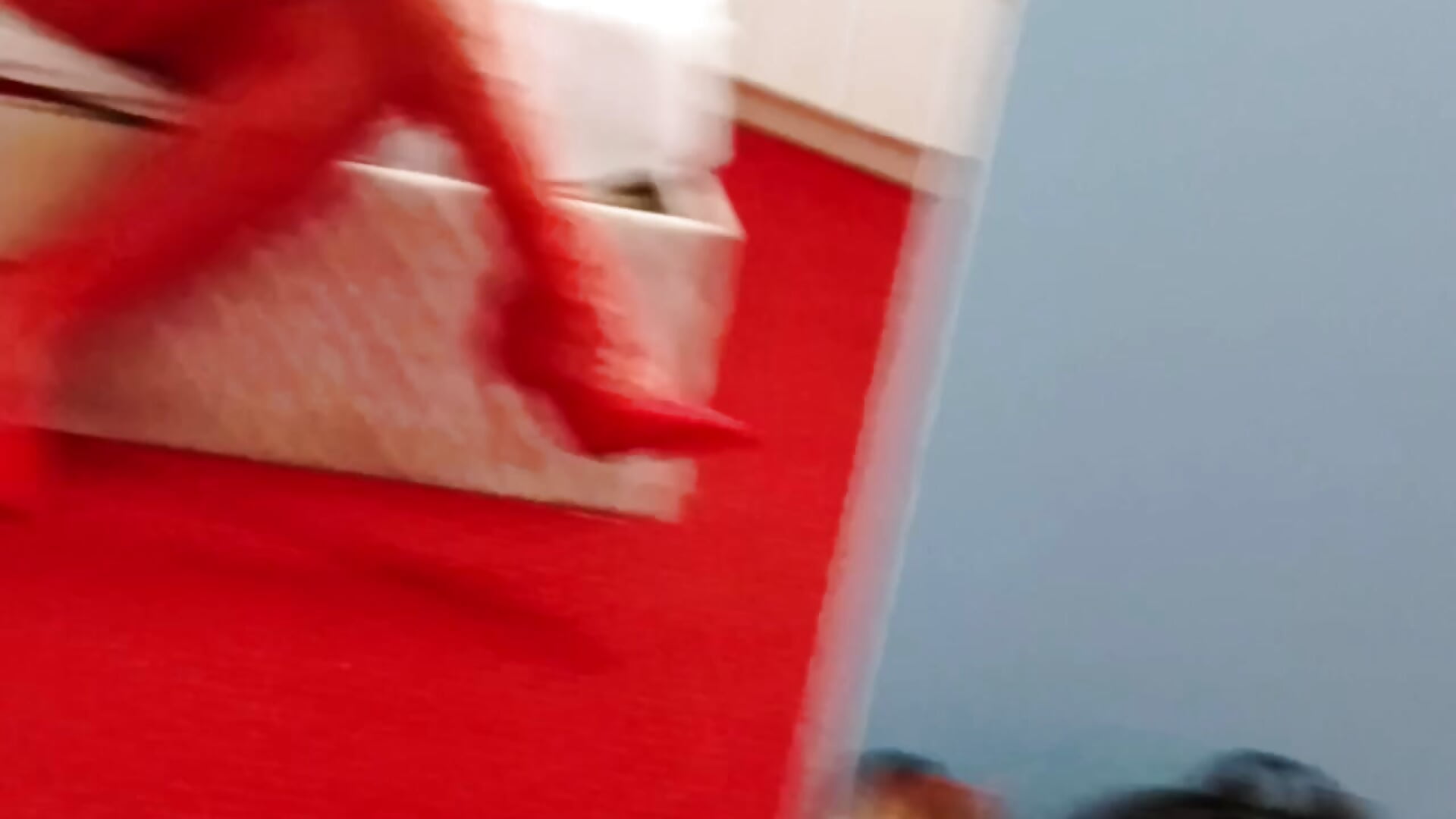 Lady in Redddd – video modela na kameri ZoeSkyee