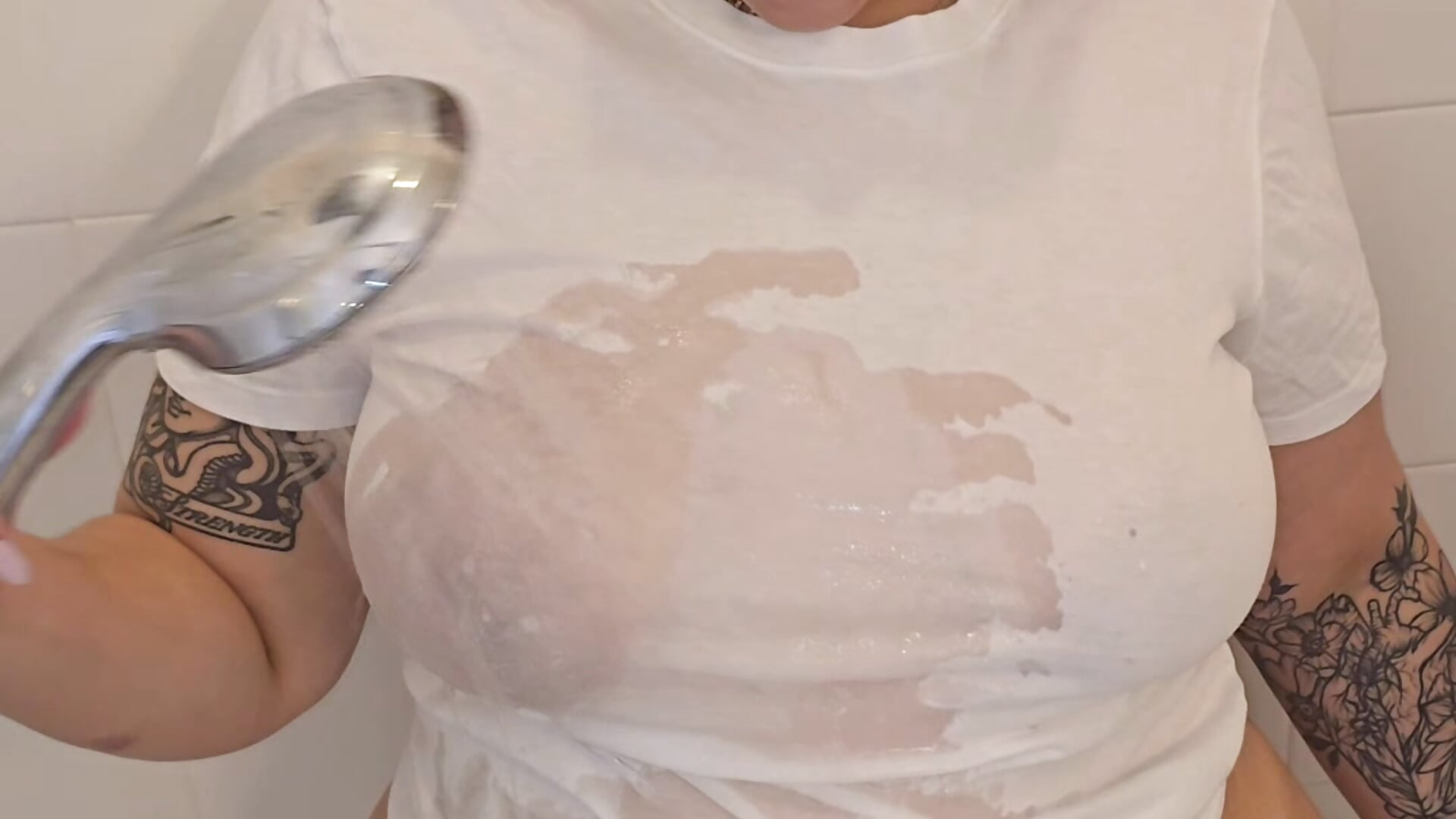 Are wet T-shirt contest still a thing? - vídeo de la modelo de cam DerkAndValentina