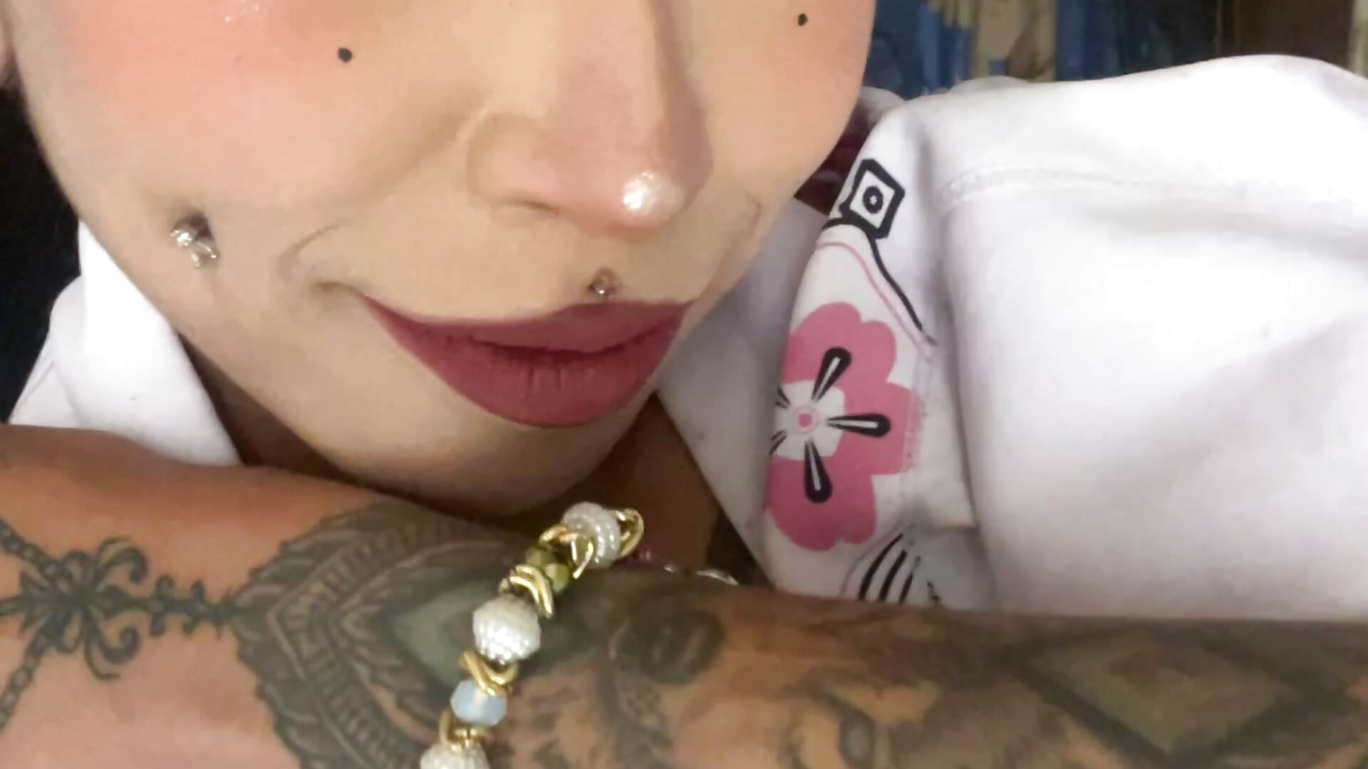 look at my tattoos - סרטון של suky_fox, דוגמן/ית מצלמה