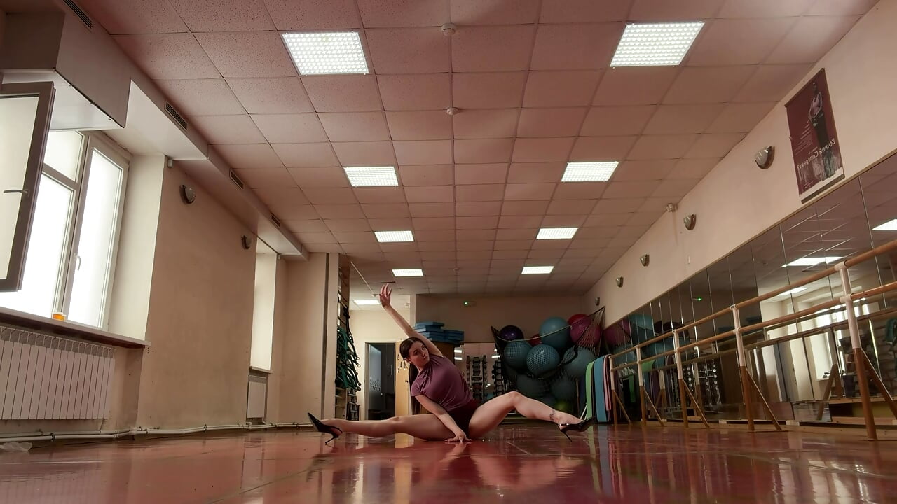 Maria's dance hot and flexible!