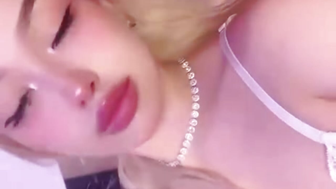😘 Your favorite distraction is online. — filmik Mk_ultraa, modela(-lki) na kamerkach