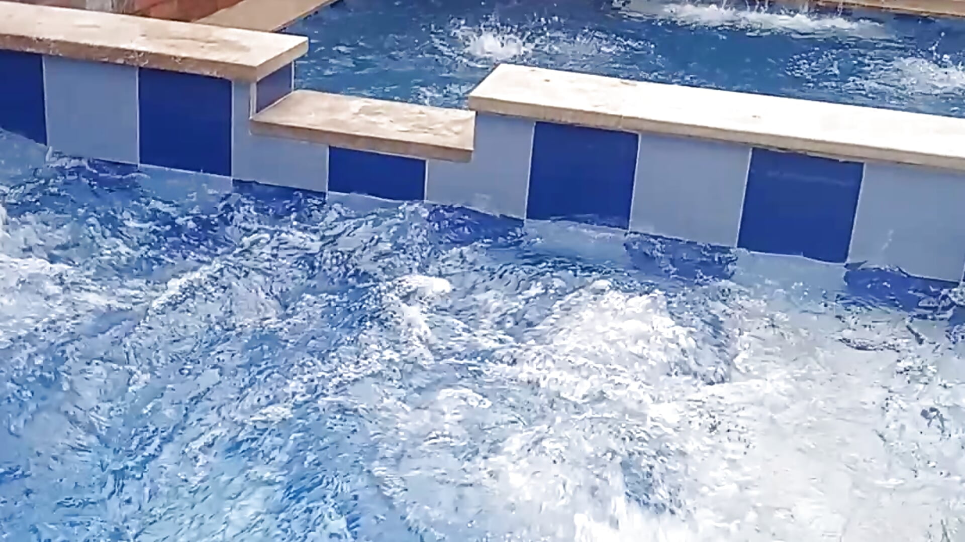 Tardes de piscina – video af MichellCrem19