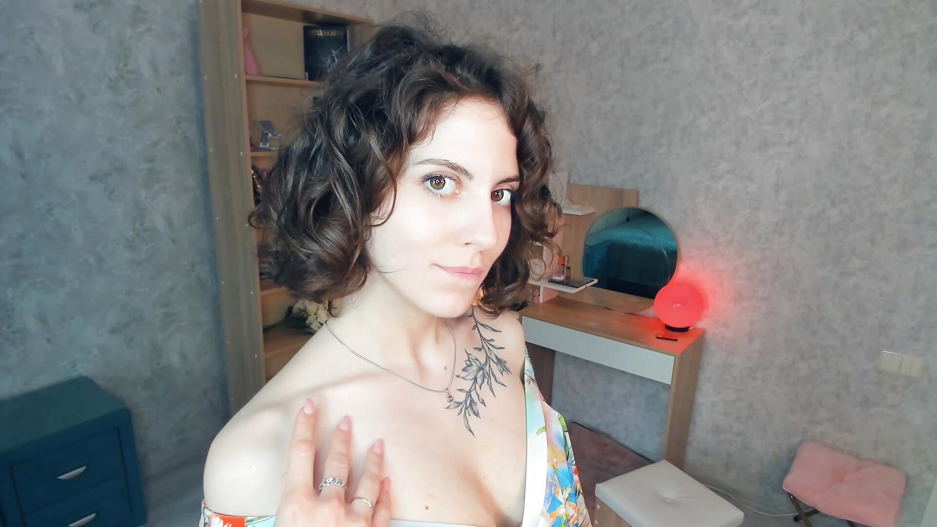 ME ON BROADCAST– Kimasichka kameramodell videója