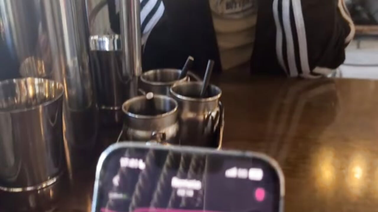lol buzzing 🐝 at dinner – video af tinyweepixie