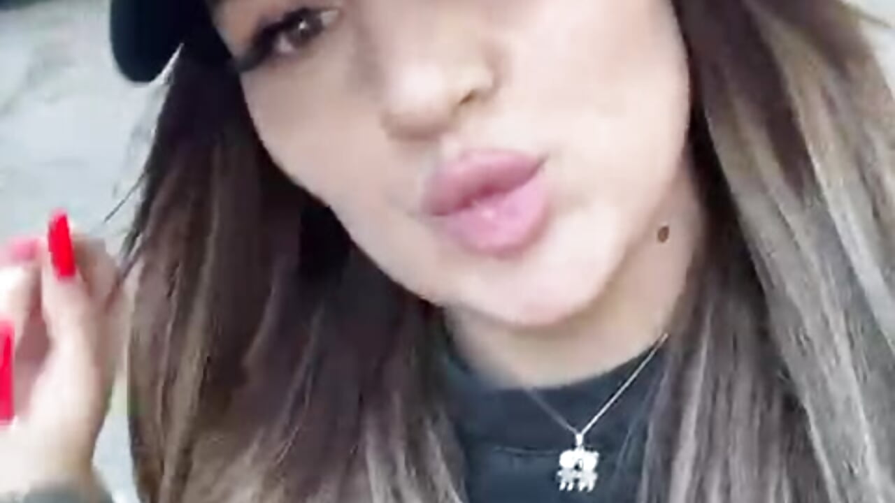 Sweet kiss - video by SophieRoouse cam model