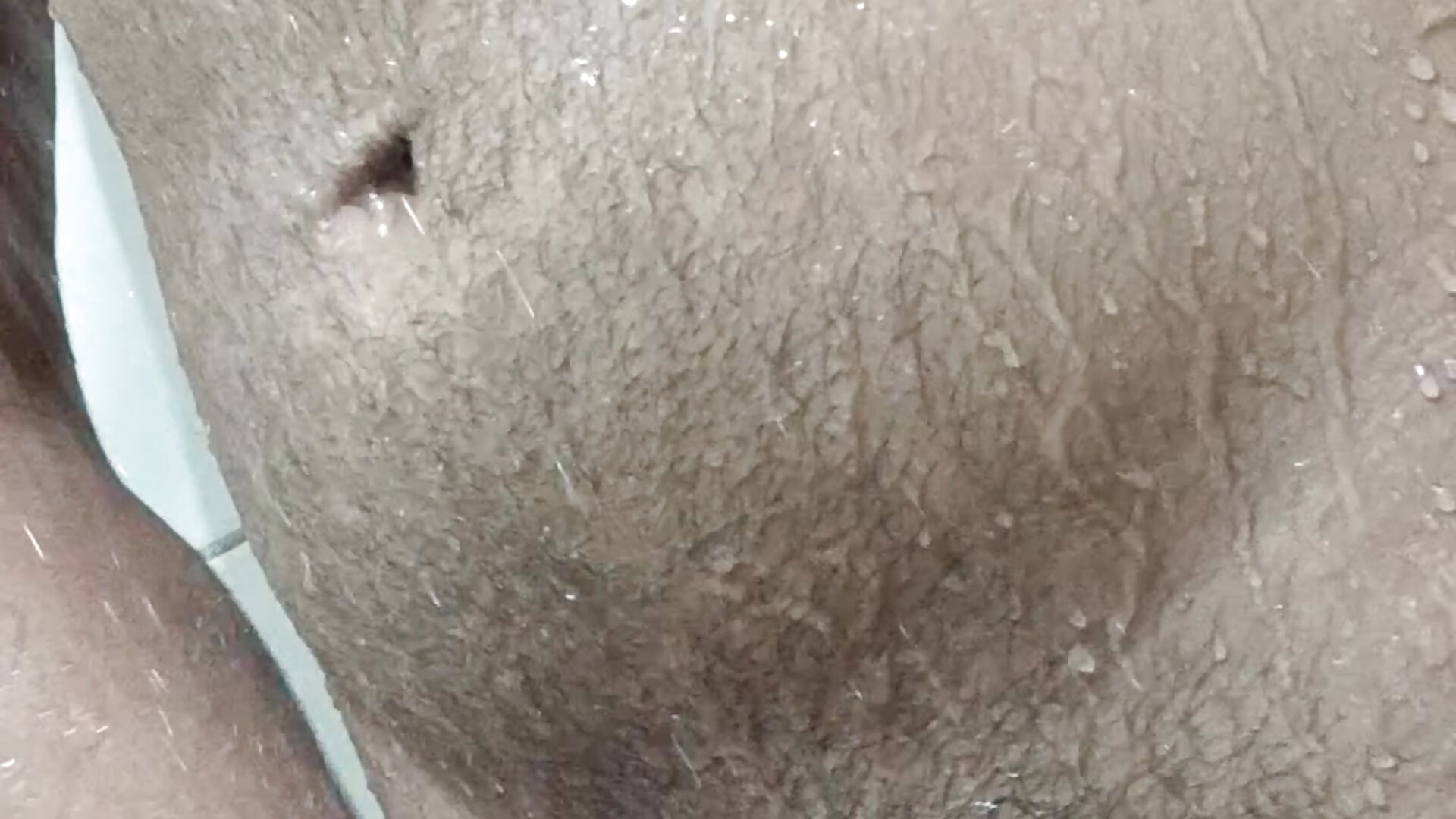 Apenas tomando um banho e mostrando oq querem ver, homem parrudo e duro