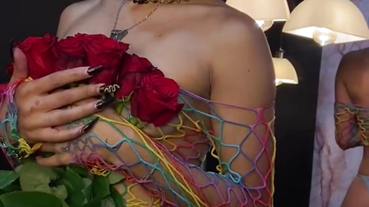 😈❤️ Between petals and temptations... tonight is getting dangerous 🌹🔥 - βίντεο μοντέλου LunaiXMoon_