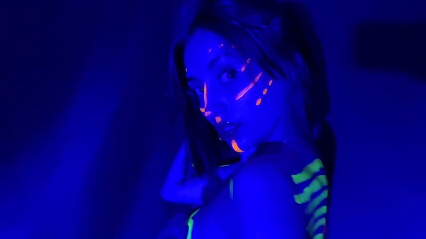 NEON MOON 🍑🤤🔥 - βίντεο μοντέλου LunaiXMoon_