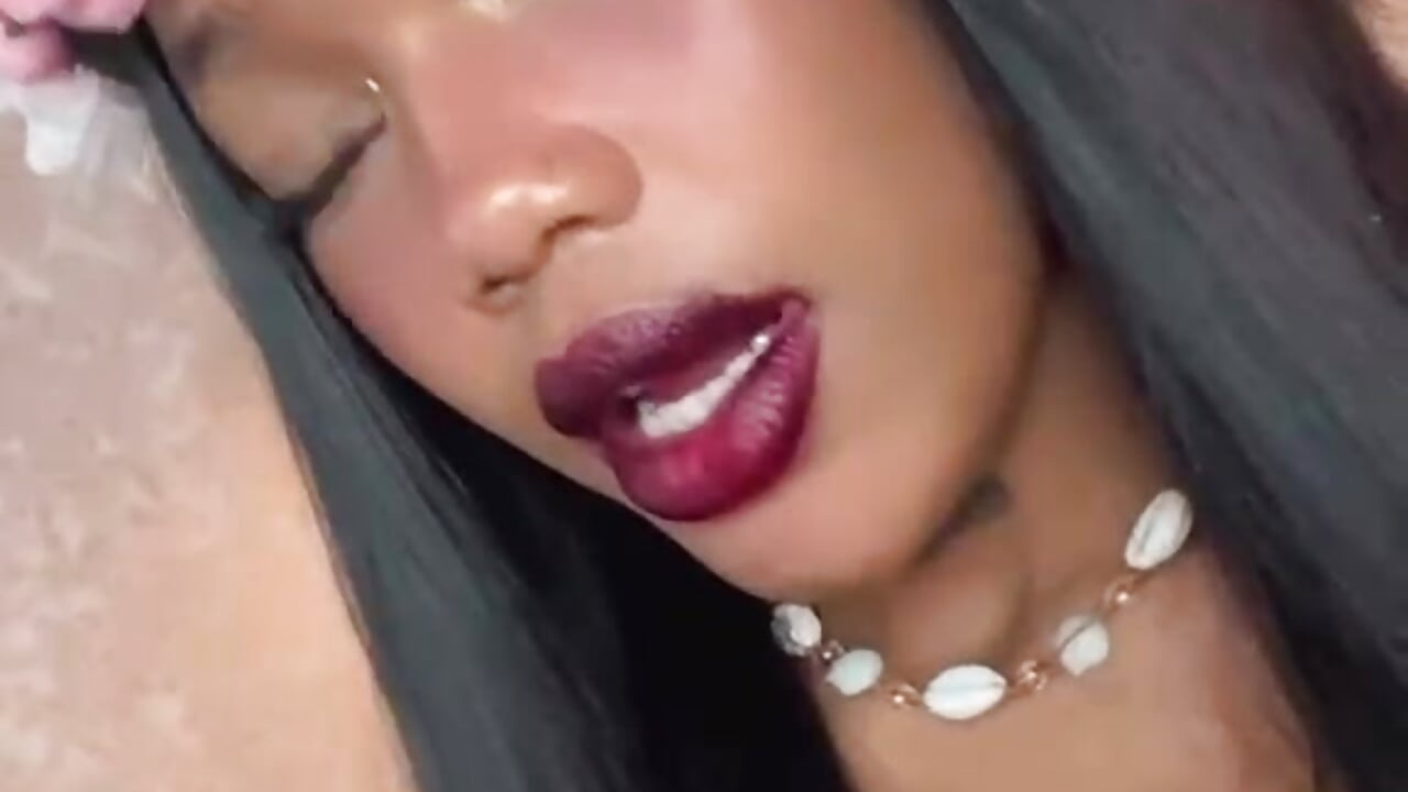 ONE KISS🙈 – video od webkamerové modelky CRISTALBROKE_TAY