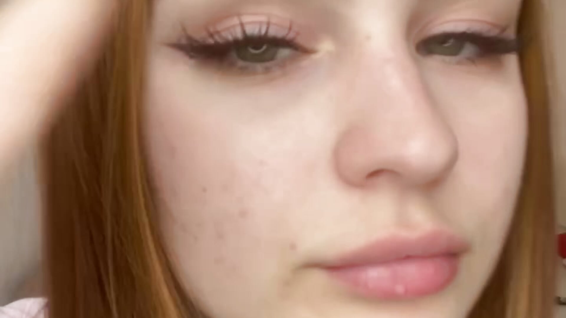 Just a girl making memories out of everyday life – video od webkamerové modelky CariBelkowski
