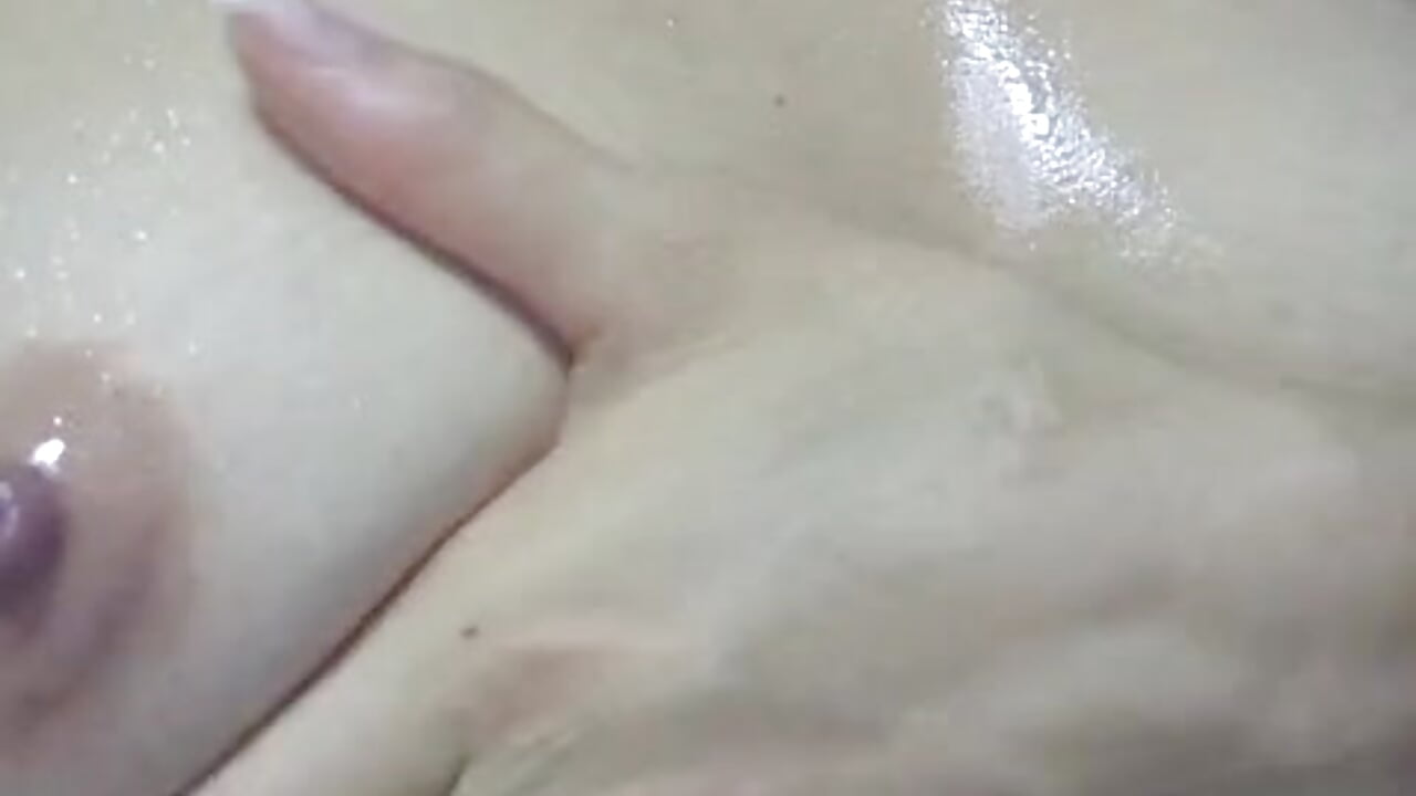My boobs wet 🤭 — filmik emilly_duque, modela(-lki) na kamerkach