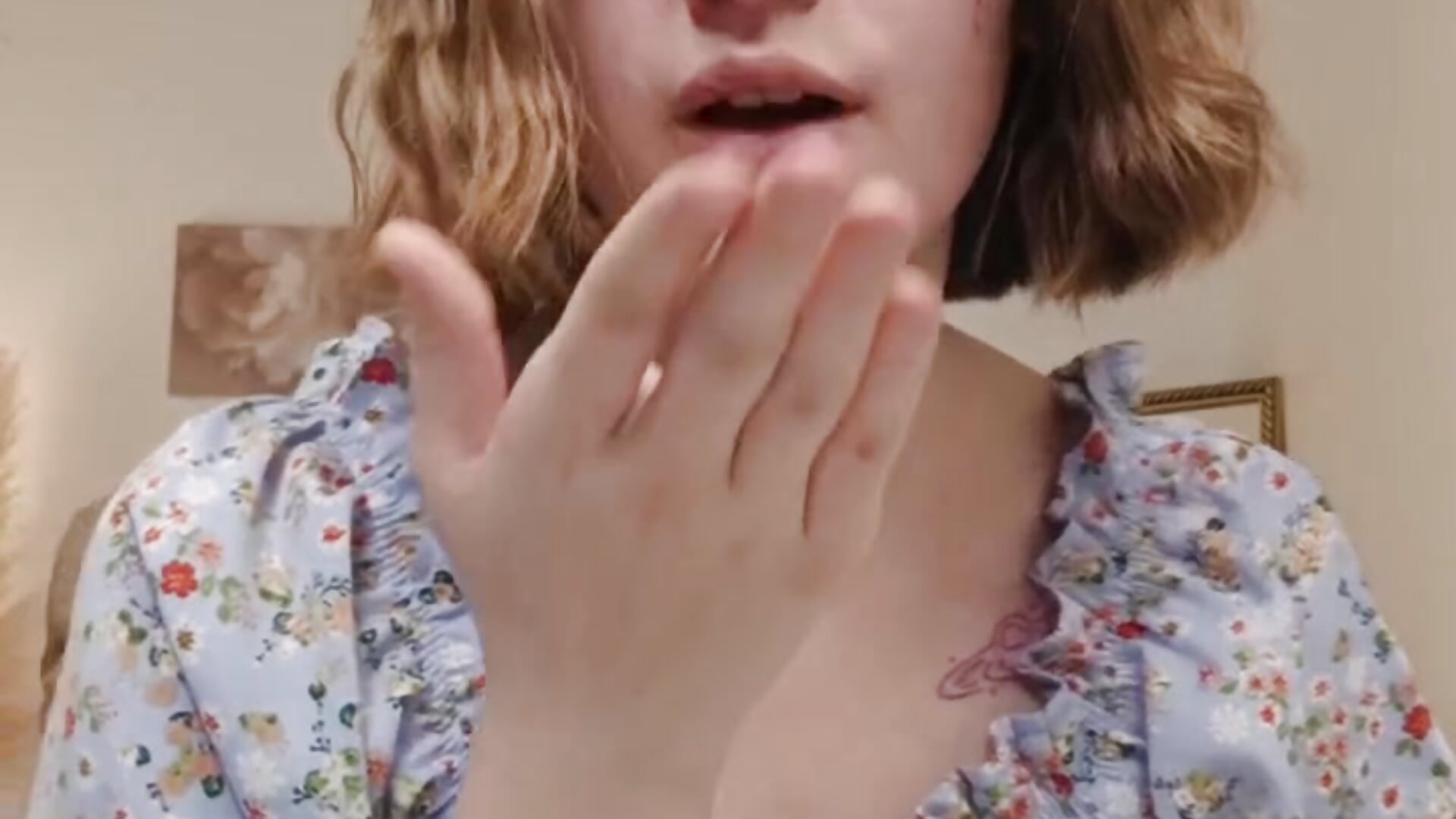 Mia here, nice to meet you! – video od webkamerové modelky MiaNoon