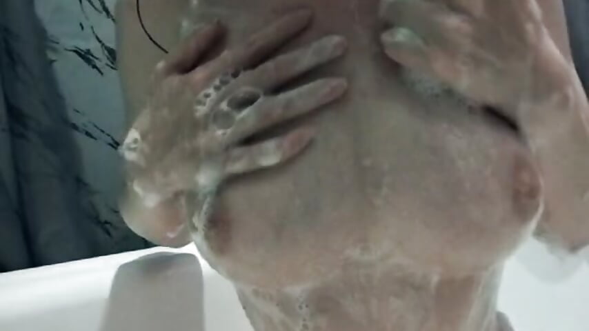 Nude body in the shower – video af AngieHannay cam-model